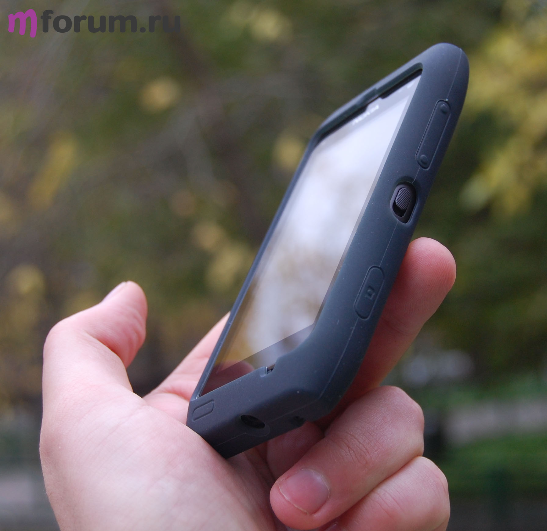 На лицевой панели Nokia N8 находятся датчики приближения и освещения