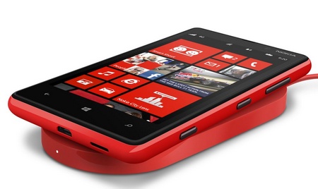 Nokia-Wireless-Charging-Plate-DT-910-in-use