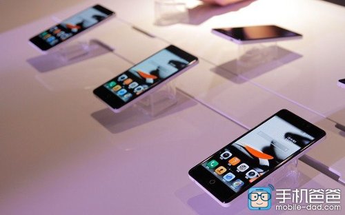 : TCL P618L c   5000   2,5D AMOLED-