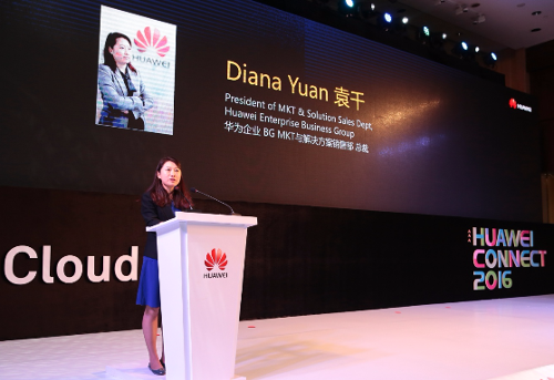 Диана Юань (Diana Yuan), президент по маркетингу и продаже решений Huawei Enterprise BG,  выступает с докладом на пресс-конференции «Лидерство в сфере новых ИКТ, обеспечение  цифровой трансформации»