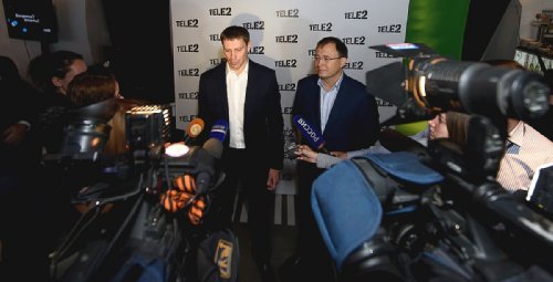 Сергей Эмдин, генеральный директор Tele2 и Антон Кондратов, директор иркутского филиала Tele2